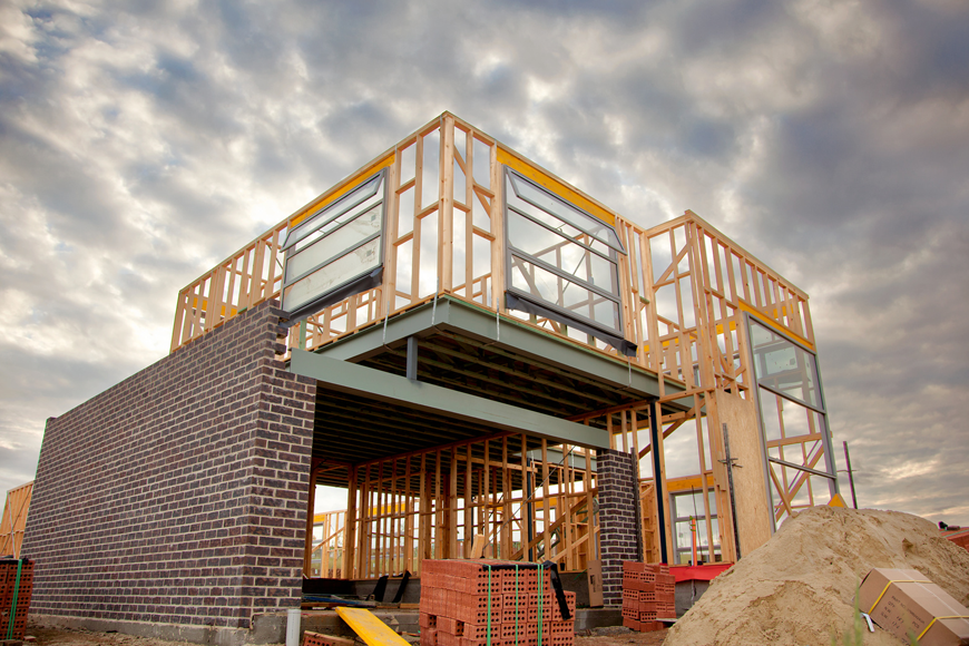 Obra em construção com estrutura e materiais